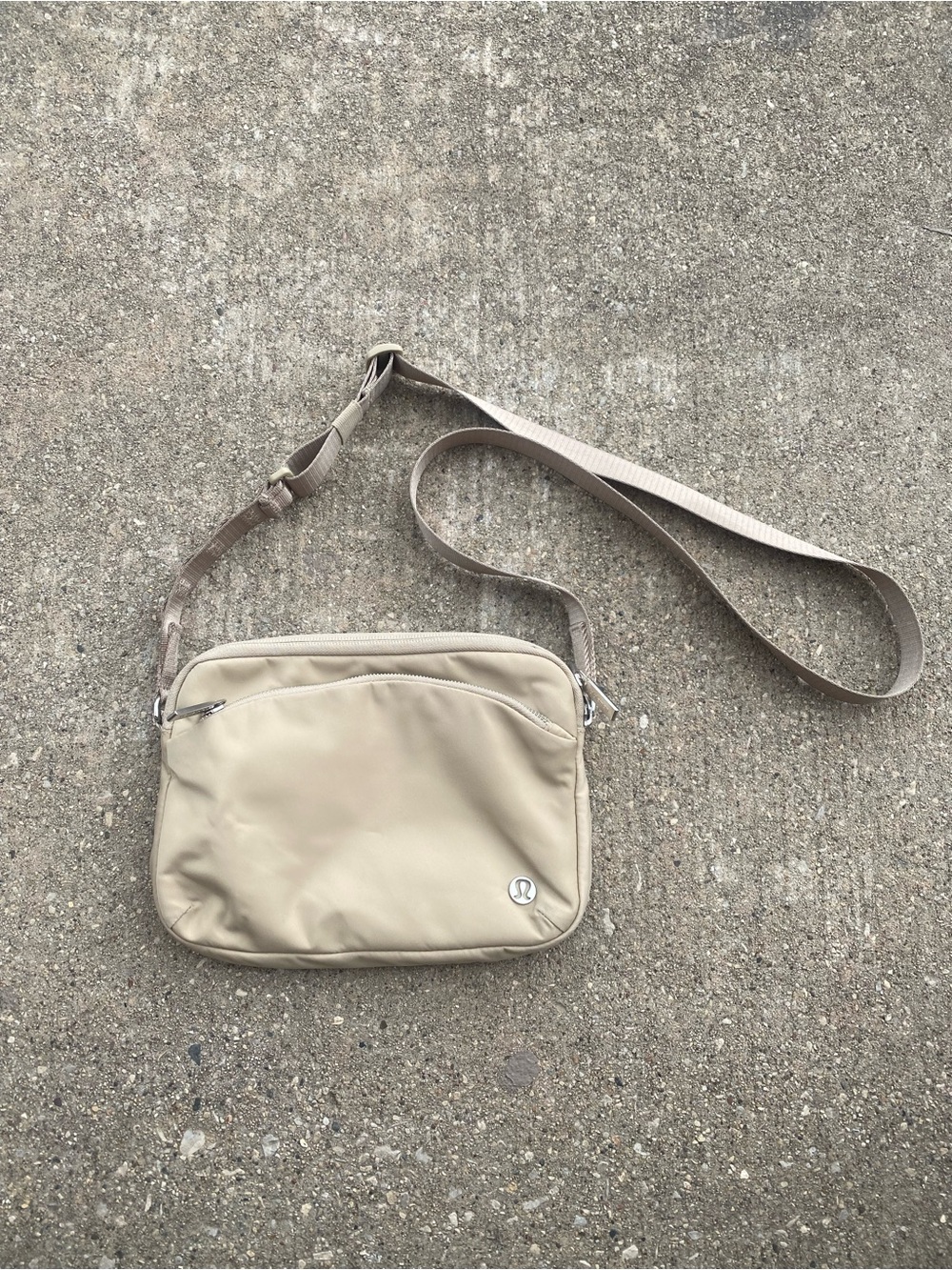 🌈 lululemon athletica Beige Crossbody Messenger Bag
